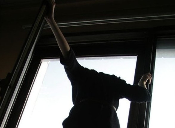 У Запоріжжі жінка випала з вікна багатоповерхівки (ВІДЕО)