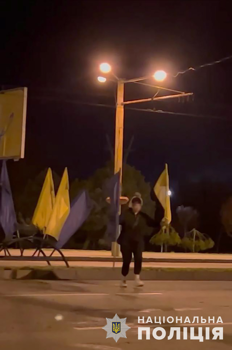 Встановлено особу 18-річної запоріжанки, яка на центральному проспекті міста зняла прапори України (ФОТО)