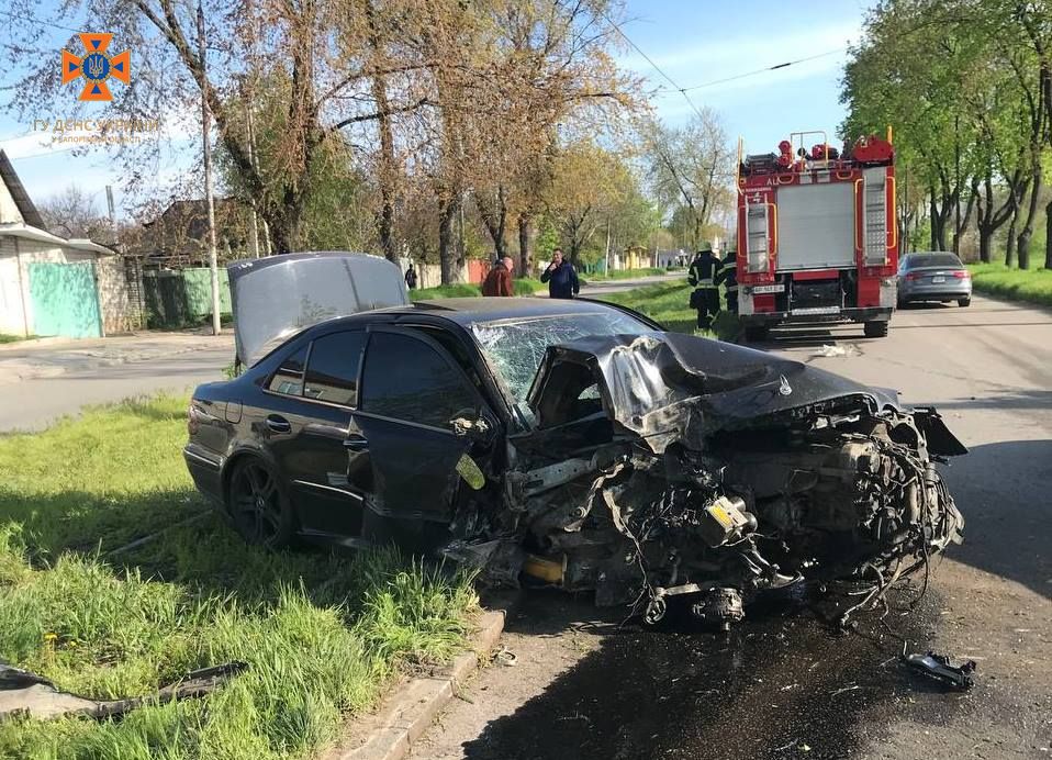 У Запоріжжі рятувальники допомогли ліквідувати настідки ДТП (ФОТО)