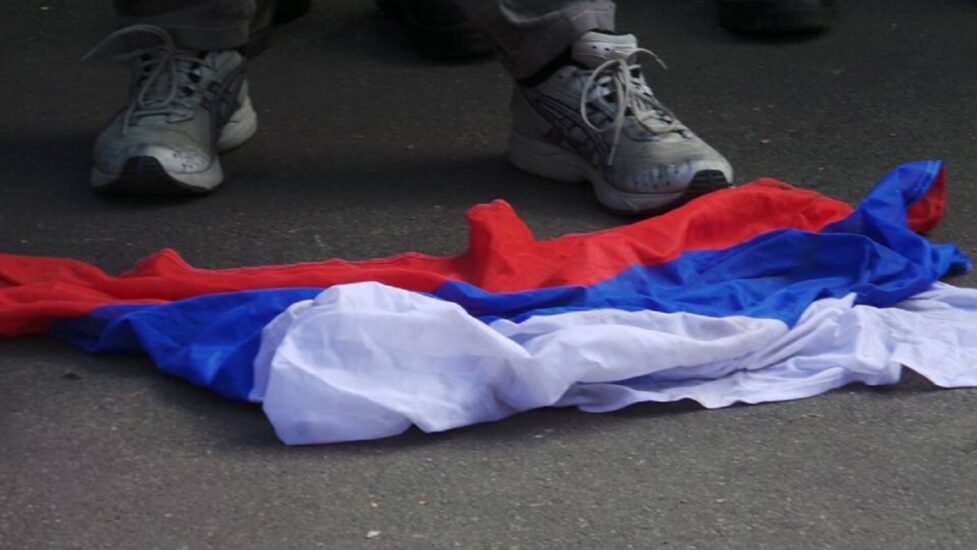 Дівчина-підліток із Запорізької області витерла ноги об російський прапор: відео виклала в мережі