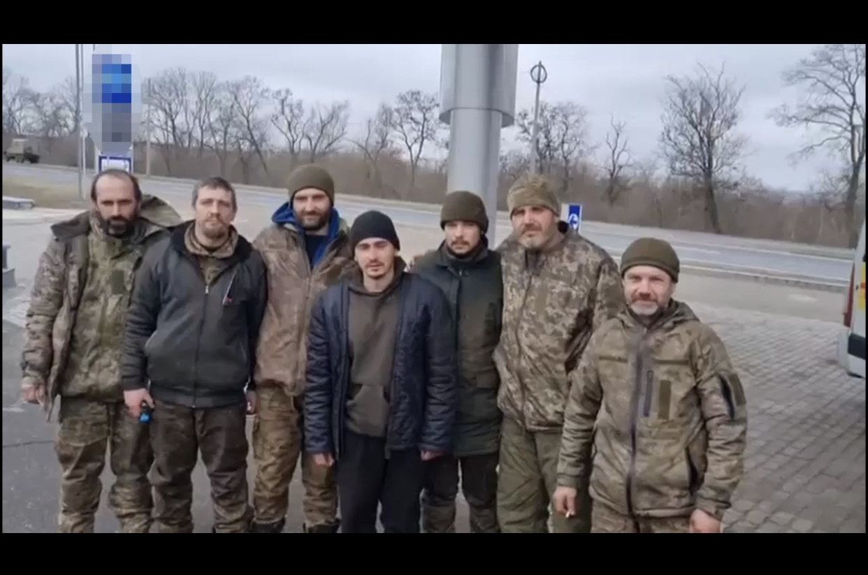 У Запорізькій області зустріли ще 12 українців, які повернулися з російського полону (ФОТО, ВІДЕО)