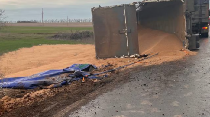 На Запоріжжі перекинулась вантажівка окупантів з краденим українським зерном