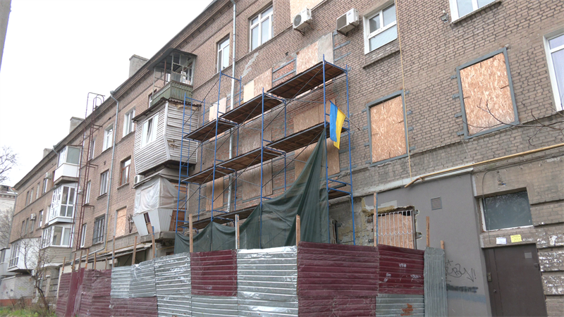 До кінця року мешканці зможуть повернутися до своїх осель: у Запоріжжі відновлюють будинок, що постраждав від вибуху газу (ФОТО)