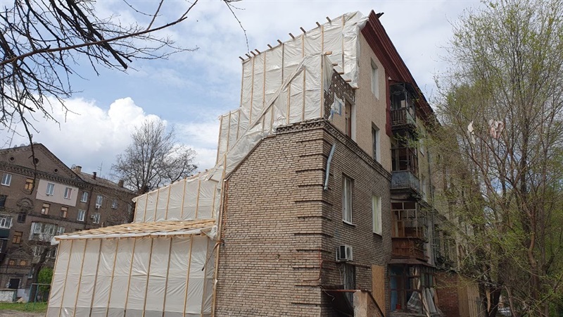У Запоріжжі  завершено «консервацію» ще одного частково зруйнованого окупантами будинку   (ФОТО)