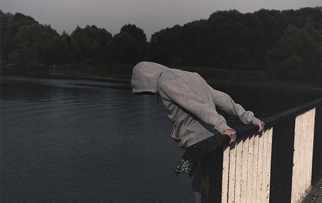 У Запоріжжі чоловік намагався скоїти самогубство, стрибнувши з мосту: ВІДЕО порятунку