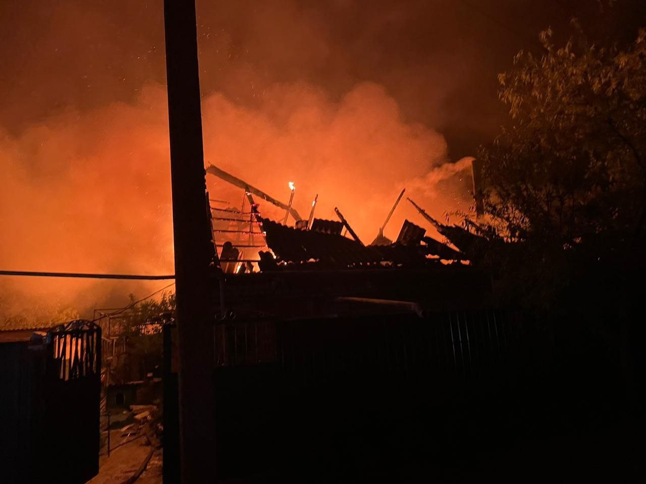 Рашисти атакували селище під Запоріжжям: горіли будинки, постраждали люди (ВІДЕО)