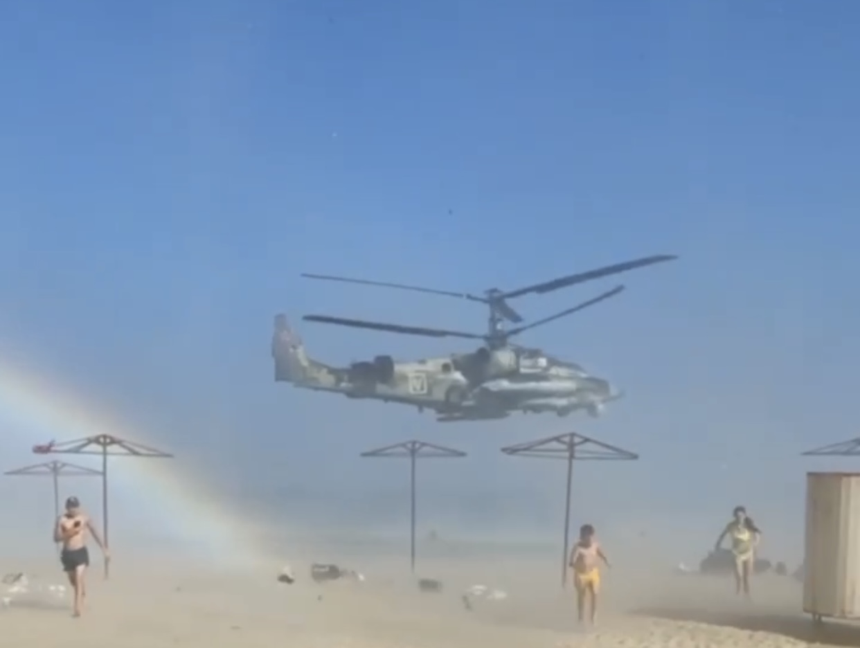 У Приморську рашисти на вертолітах лякають відпочиваючих на пляжі: запускають теплові пастки (ВІДЕО)