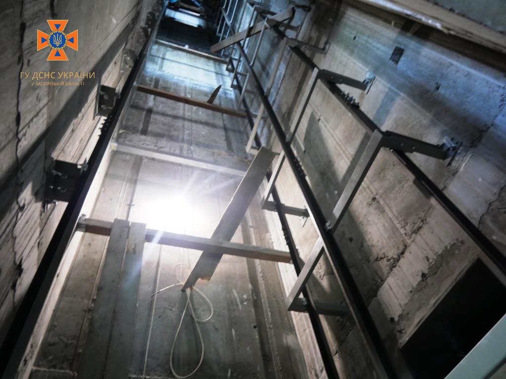 У Запоріжжі в шахті ліфта впали троє робітників: один чоловік загинув (ФОТО)