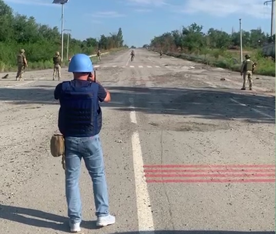 На шляху до ЗАЕС МАГАТЕ ледь не загинула від російських мін: українські сапери знешкодили вибухівку (ВІДЕО)