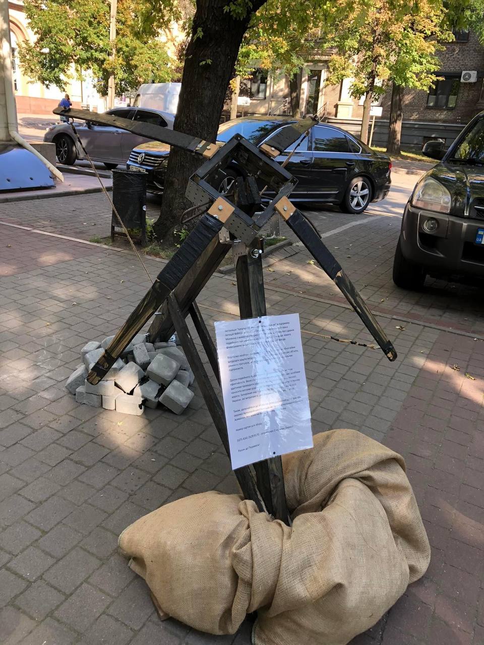 «Катапульта, яка стріляє бруківкою»: в Запоріжжі встановили інсталяцію на підтримку закупівлі дронів (ФОТО)