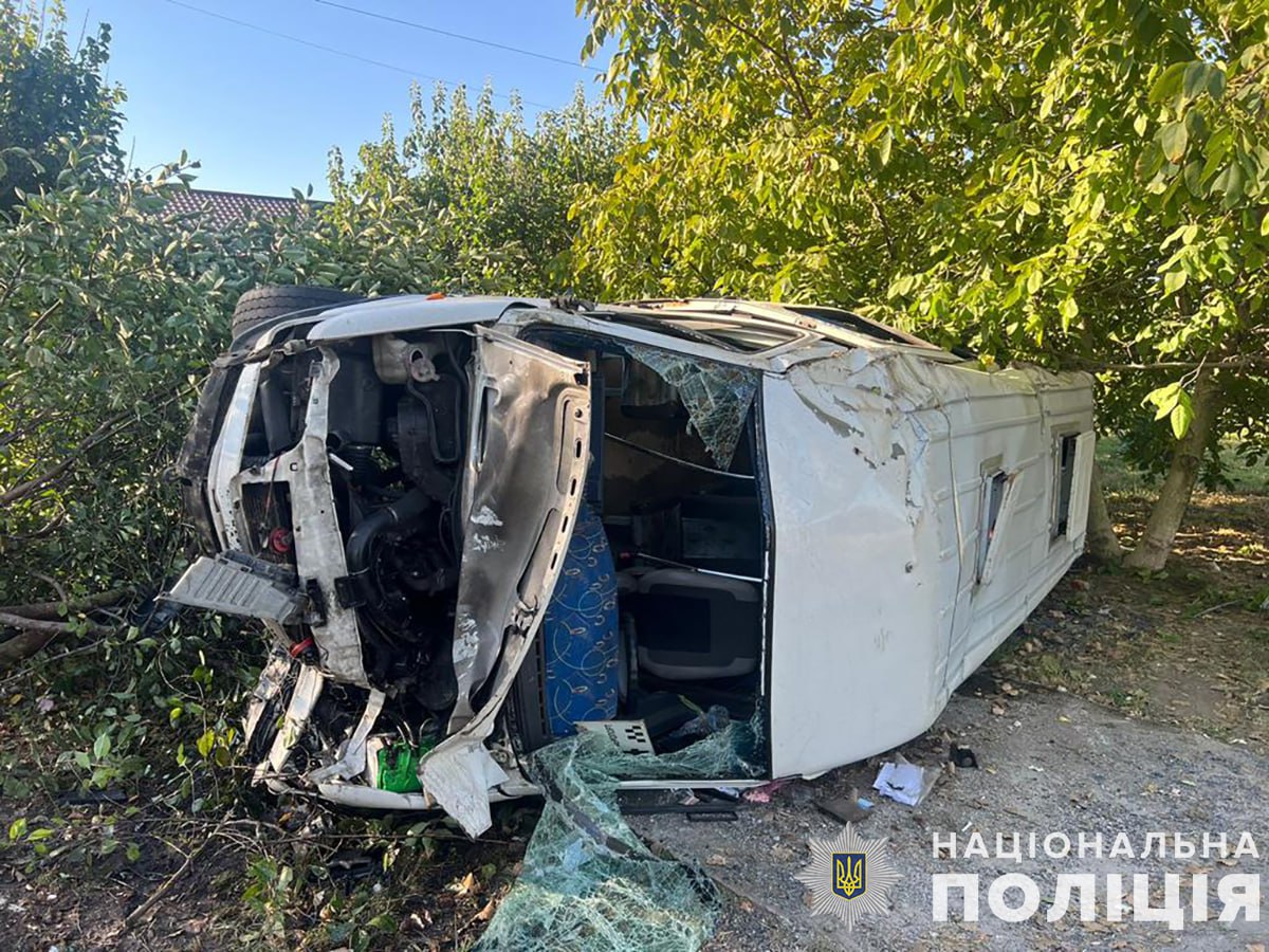 У Запоріжжі перевернулося маршрутне таксі – постраждало восьмеро пасажирів, серед них 13-річний хлопчик (ФОТО)