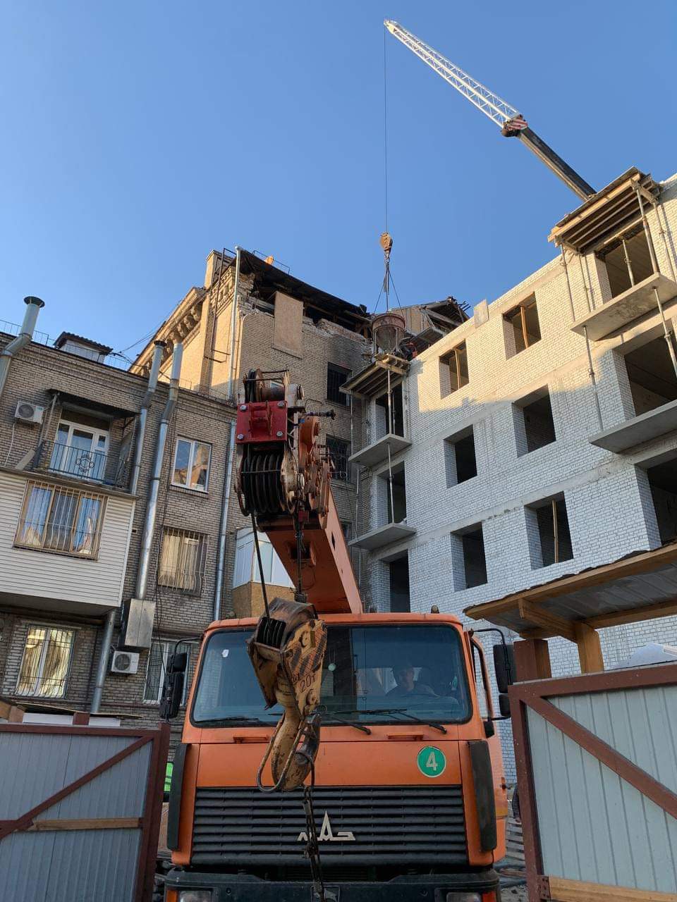 Будівництво останнього поверху розпочато: будівельники працюють вже на 5 поверсі будинку-памʼятки, що був понівечений російською ракетою рік тому
