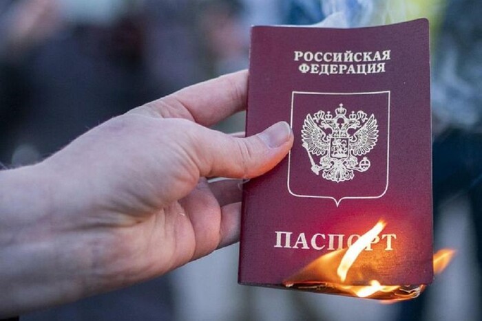 На Запоріжжі рашисти під загрозою депортації примушують місцевих мешканців отримувати паспорти рф (ФОТО)