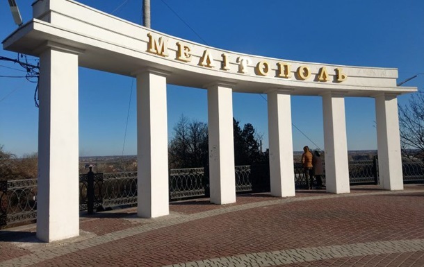 У Мелітополі на головній площі окупанти встановлюють черговий меморіал перемозі 80-річної давності (ФОТО)