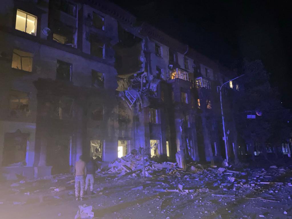 Рашисти атакували житловий будинок у Запоріжжі: зруйновано 8 квартир, є загиблі та поранені (ФОТО)