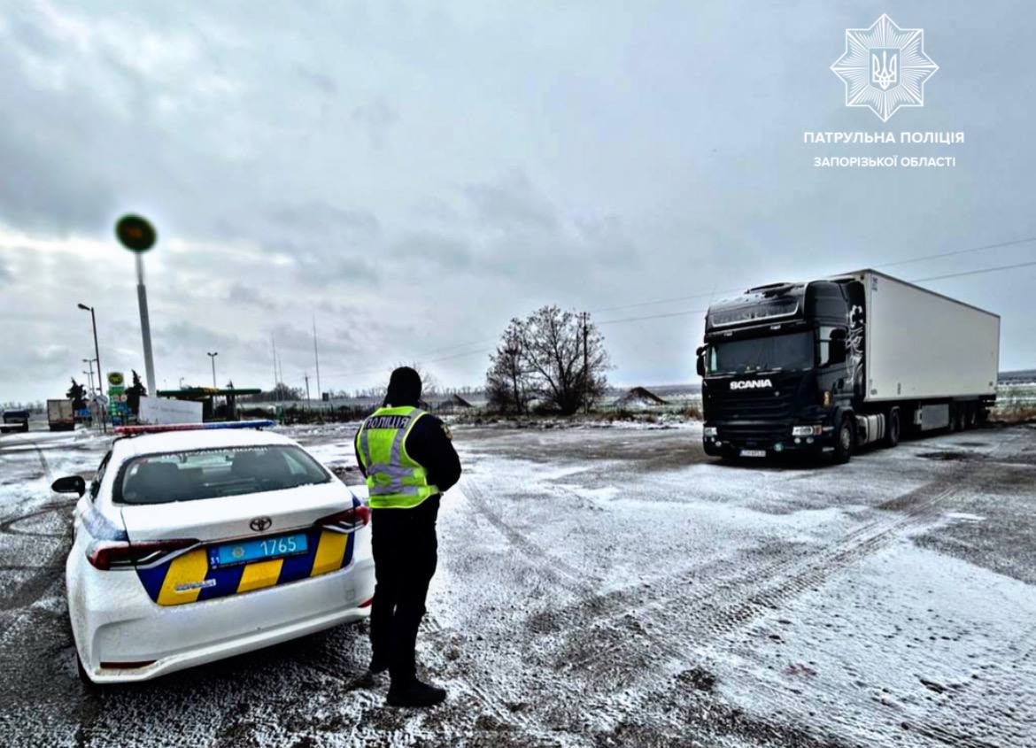 Через непогоду українцям нагадали місця відстою та стоянки на автодорогах у Запорізькій області