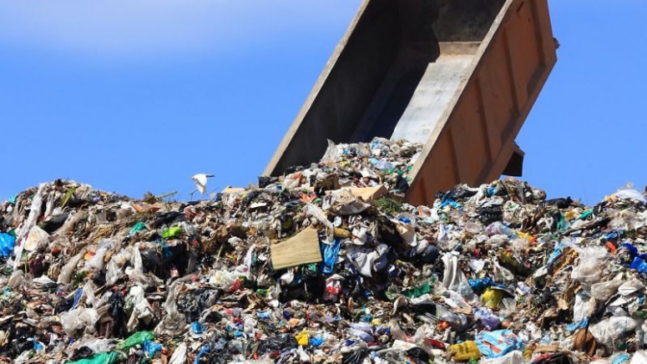 У Запоріжжі сміттєва компанія погрожує звалити сміття перед мерією та ОДА за недопуск до єдиного діючого комунального полігону міста