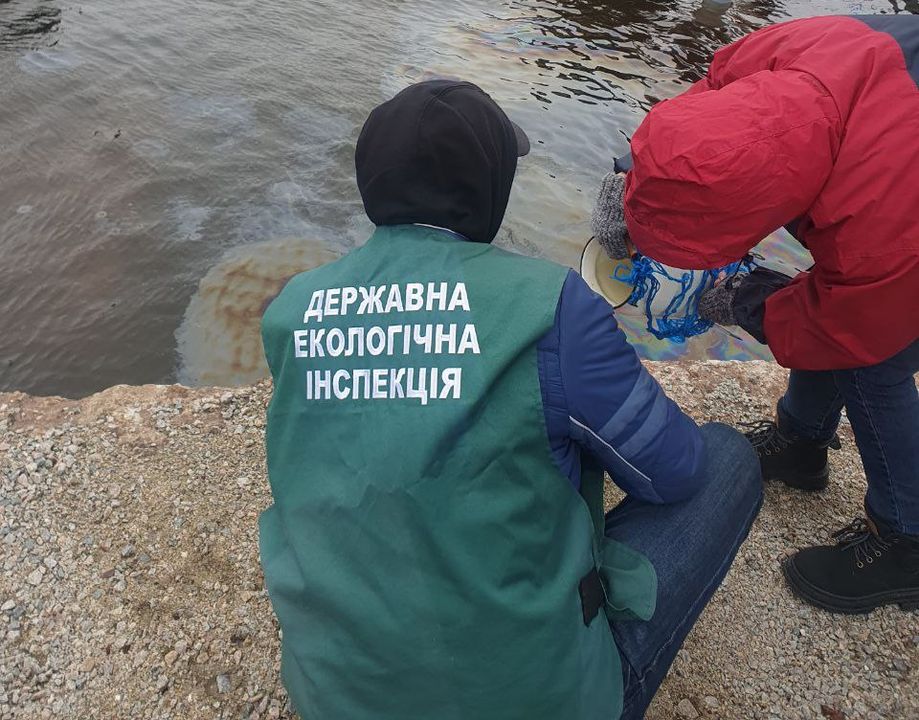 На Запоріжжі зафіксовано забруднення нафтопродуктами річки Дніпро (ФОТО)