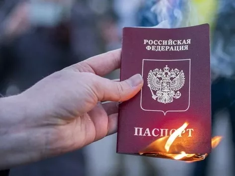 Показові депортації, великі податки, екзамени: чим окупанти залякують мешканців Запорізької області, які відмовляються від російського паспорту