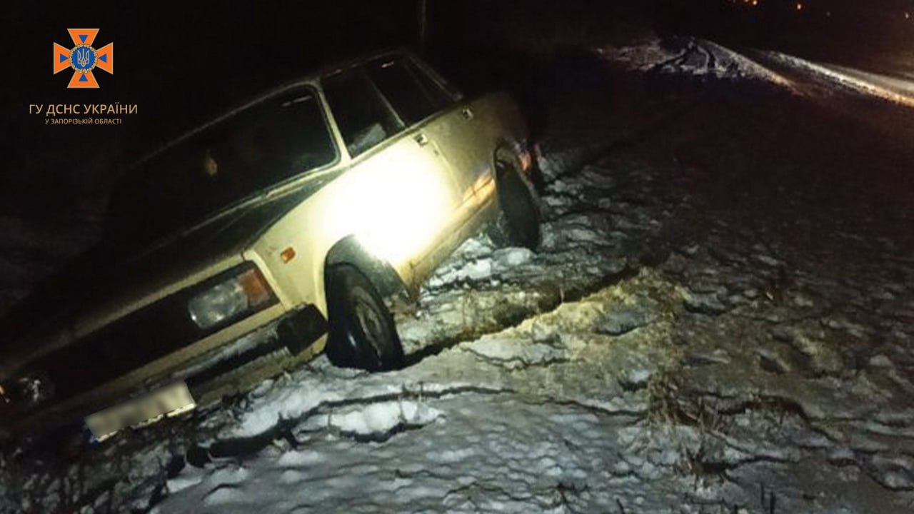 На Запоріжжі рятувальники надали допомогу водіям, які опинилися у сніговій пастці