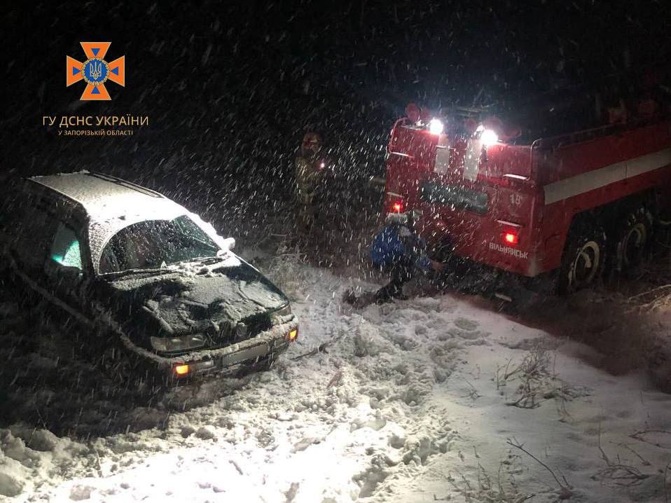 На Запоріжжі автівка через негоду зʼїхала в кювет: рятувальники надали допомогу водію (ФОТО)