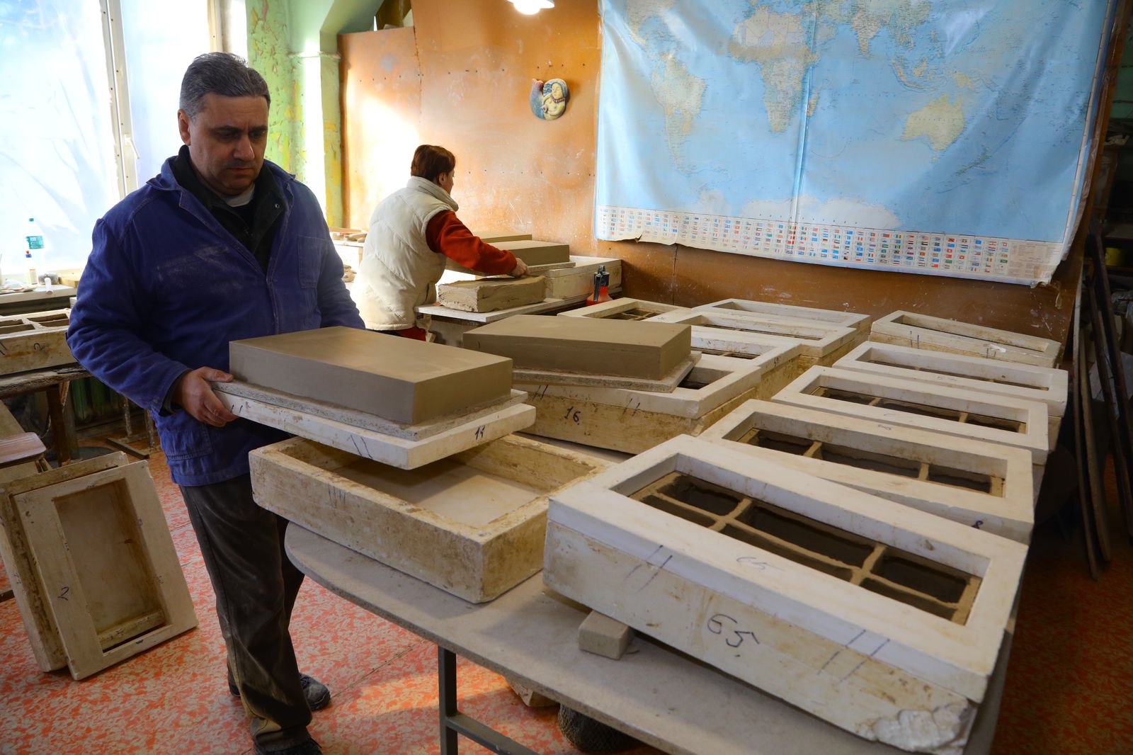 Виготовлено майже дві тисячі одиниць автентичної шамотної плитки. Як в Запоріжжі рятують історичну будівлю після влучення ракети