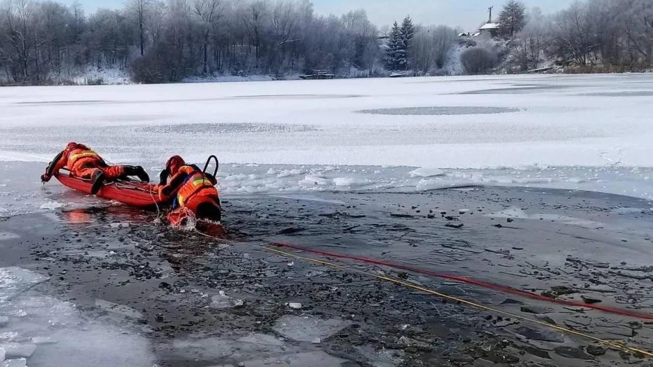 У Польщі двоє підлітків із України провалилися під лід, врятувати їх не вдалося: деталі трагедії